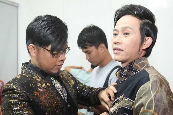 Hoài Linh diện trang phục nặng hơn 10kg trong Táo quân 2017