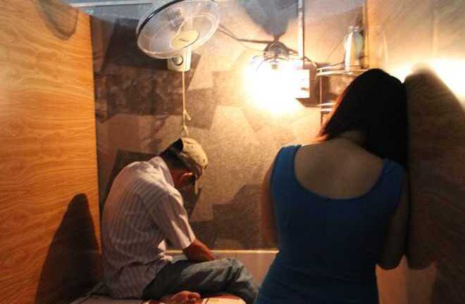 Nữ tiếp viên kích dục, bán dâm cho khách trong tiệm hớt tóc ở Sài Gòn