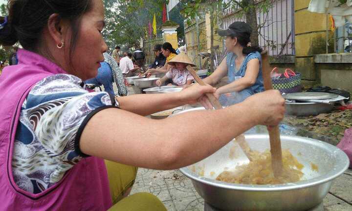 Dân Huế thi làm mứt gừng, bánh tét gây quỹ cho người nghèo đón Tết