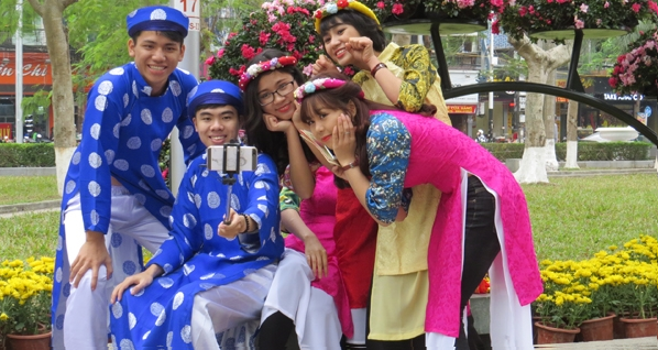 Ảnh: Nam thanh nữ tú đất Cảng 'khoe sắc' bên rừng hoa Tết