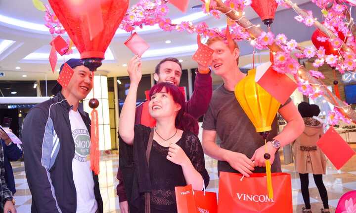 Chen chân mua sắm Tết săn 'hàng tốt giá hời'