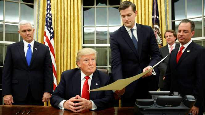 Chính sách đầu tiên được Tổng thống Donald Trump ban hành là gì?