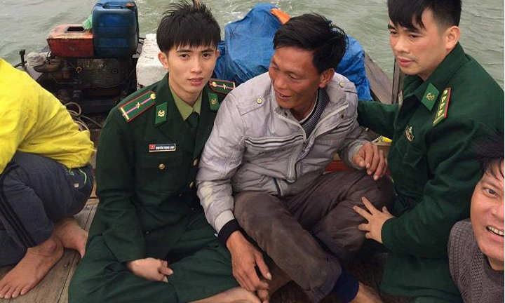 Cứu sống 8 ngư dân Nghệ An gặp nạn trên biển Hà Tĩnh