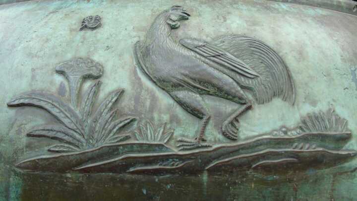 Điều chưa biết về hình tượng con gà trong kiến trúc cung đình Huế