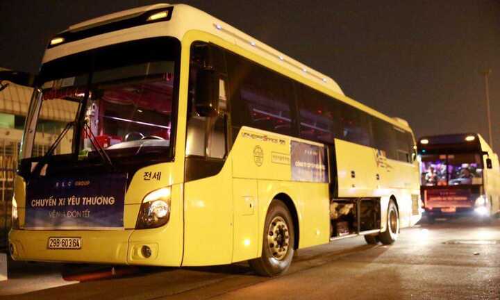 Khởi hành 2 chuyến xe miễn phí đầu tiên về quê đón Tết của FLCbus