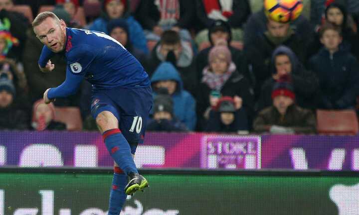 Rooney đi vào sử sách, Man Utd cầm hoà Stoke City