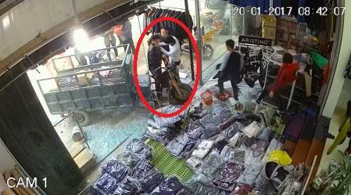 Tài xế xe ba gác đâm vỡ kính cửa hàng quần áo nhận cái kết bất ngờ