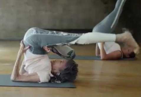 Thán phục cụ bà 98 tuổi vẫn uốn dẻo như người không xương