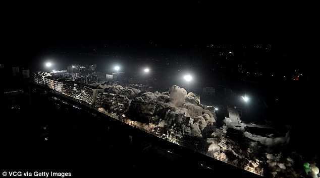 19 tòa nhà cao tầng đồng loạt nổ tung, hóa tro bụi sau 10 giây