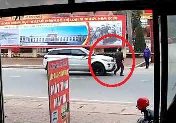 Lao sang đường không quan sát, suýt đâm vào ôtô còn chỉ tay 'dằn mặt' tài xế