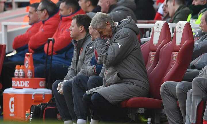 Wenger xô đẩy trọng tài, Xhaka vào bóng kiểu cắt kéo