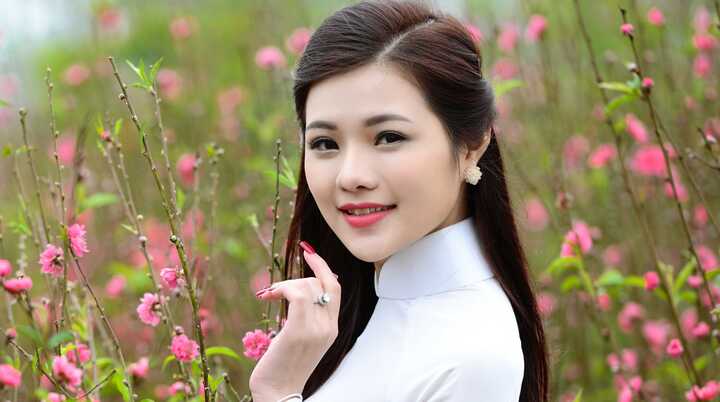 Ngắm thiếu nữ Hà thành khoe sắc bên đào Tết khiến bao chàng trai không thể rời mắt