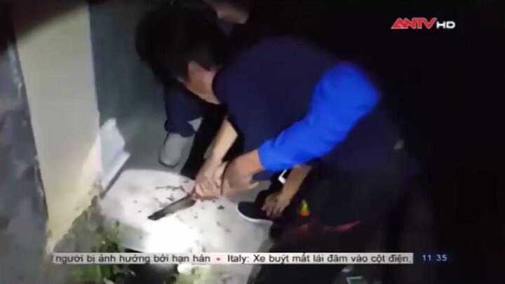 Trêu nhầm kẻ động kinh, bé 9 tuổi bị chém chết thương tâm