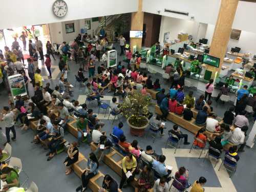 ATM, phòng giao dịch ngân hàng 'đua nhau' quá tải ngày cận Tết