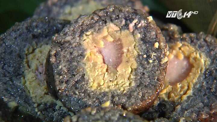 Độc đáo bánh chưng đen mừng năm mới của người Tày ở Lạng Sơn