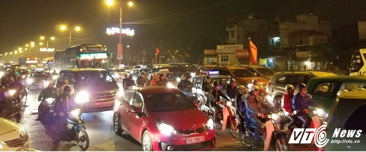 Ảnh: Xe cộ chen chúc như nêm ở cửa ngõ Hà Nội tối 28 Tết