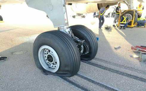 Máy bay của Trung Quốc bị vỡ bánh khi hạ cánh ở Campuchia