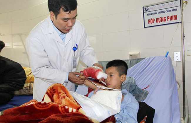 Pin điện thoại phát nổ, bé 10 tuổi dập nát lòng bàn tay