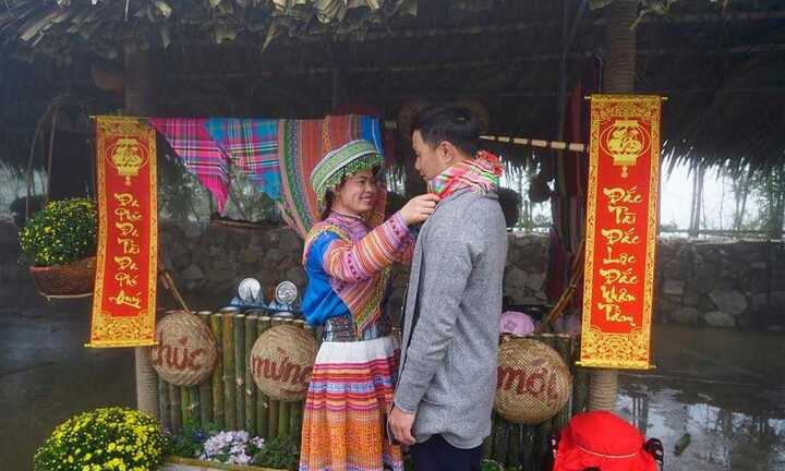 Tưng bừng lễ hội khèn, hoa tại Fansipan Legend