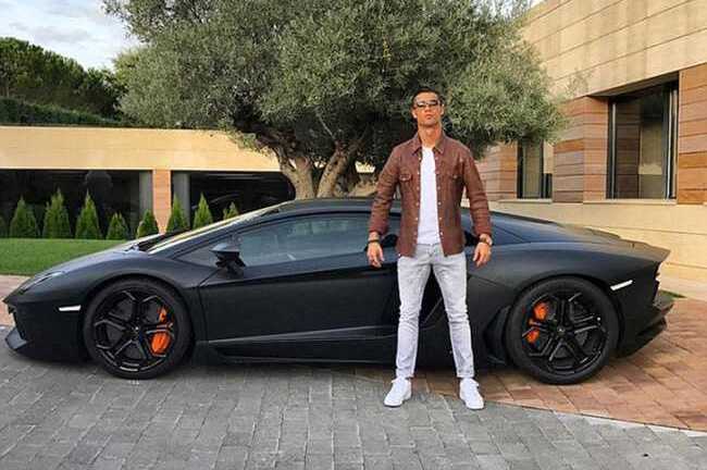 Vứt lại siêu xe, Ronaldo cùng bạn gái đi xe cấp cứu đến bệnh viện
