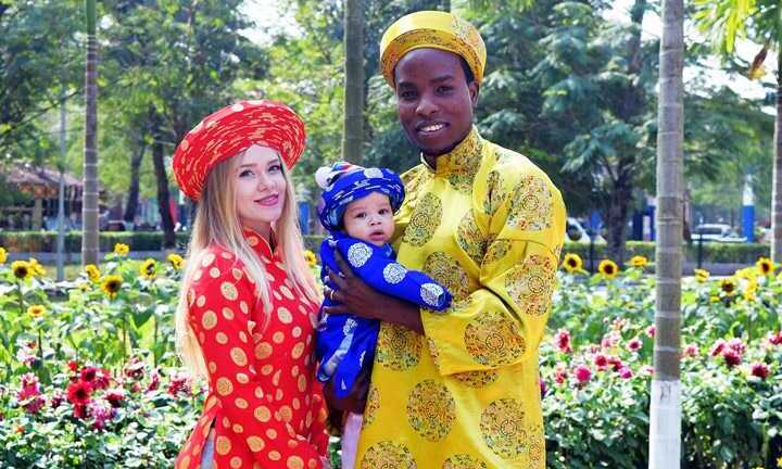 'Nàng dâu' V-League mặc áo dài khoe sắc cùng nắng Xuân