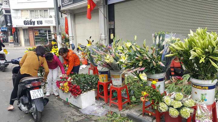 Phiên chợ cuối cùng năm Bính Thân: Mỳ tôm 'cháy hàng'