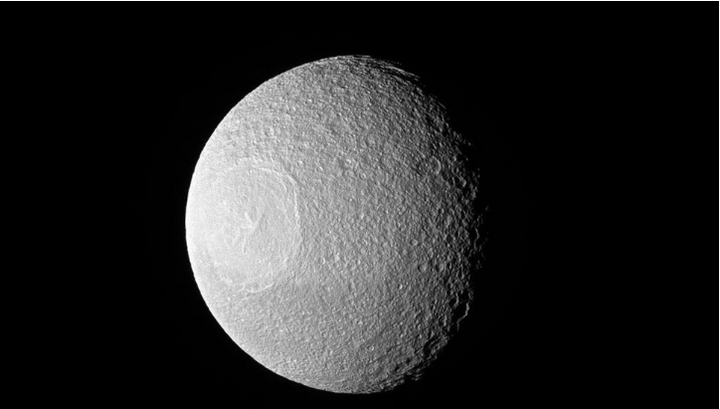 Lộ ảnh 'độc' về mặt trăng đồng tử Tethys của Sao Thổ