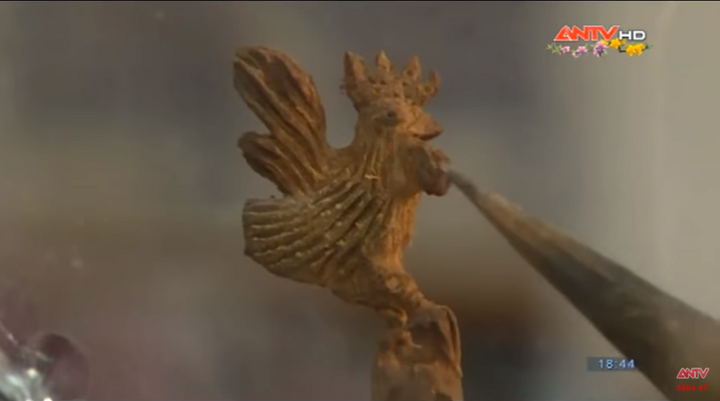 Độc đáo tác phẩm điêu khắc gà trống 1mm, nhỏ nhất thế giới