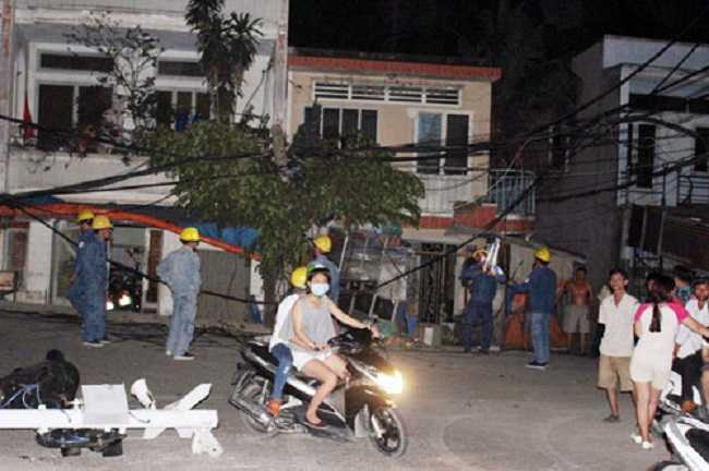 Tàu hỏa kéo đổ cột điện đêm mùng 1 Tết, người dân hoảng loạn bỏ chạy