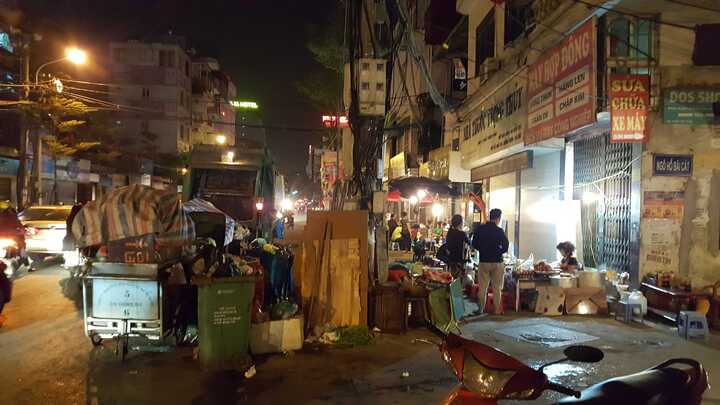 Kỳ lạ người Hà Nội: Ăn Tết cạnh bãi rác vẫn tấm tắc khen ngon