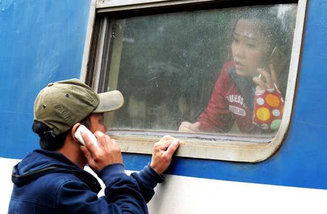 Phút chia ly xúc động ở ga tàu sau Tết