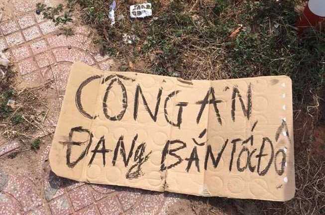 Nhóm người đi xe Lexus gắn bảng 'công an đang bắn tốc độ'