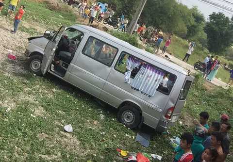 Ô tô băng qua đường ray bị tàu hỏa tông, 2 người chết