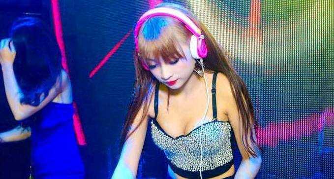 Nữ DJ Việt xinh đẹp chạy show xuyên Tết