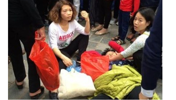 Sự thật bà cụ bị hành hung ngất xỉu do dẫm vào chân cô gái trẻ ở chùa Hương