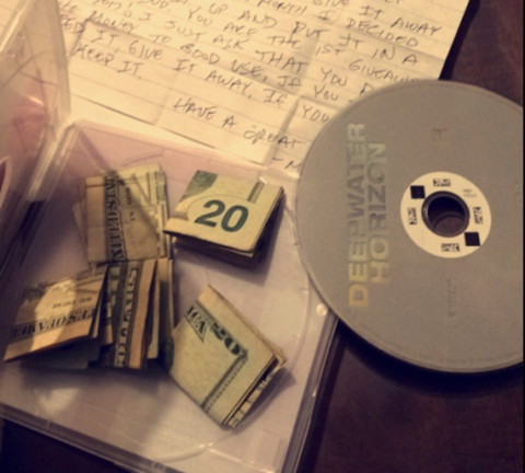 Thuê đĩa DVD về nhà xem, phát hiện 100 USD được giấu bên trong