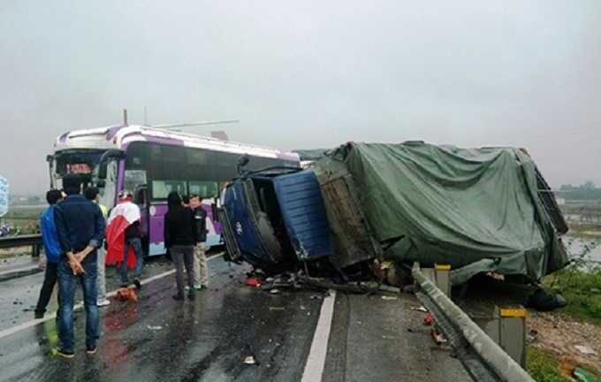 3 ô tô tông nhau liên tiếp, 2 tài xế mắc kẹt trong cabin