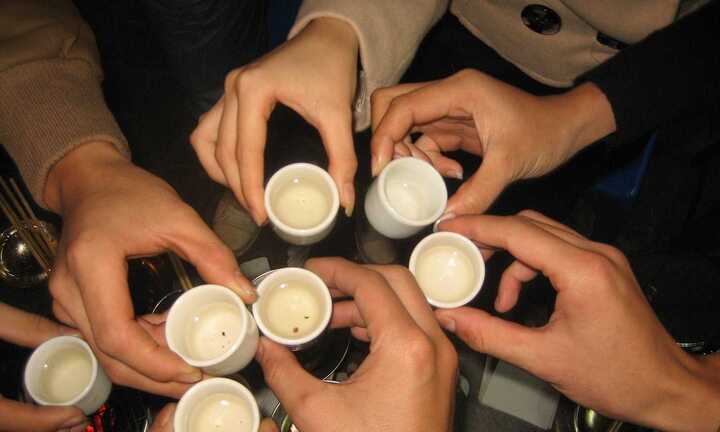 Bị mù lòa vì uống rượu liền tù tì 3 ngày Tết