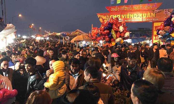 Chen nhau nghẹt thở tại chợ Viềng, đường tắc hàng cây số