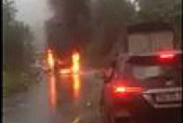 Clip: Xe khách giường nằm cháy ngùn ngụt trên đèo Lò Xo - Kon Tom