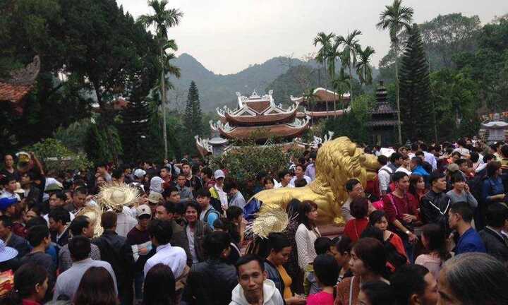 Khai hội chùa Hương: Giá vé tăng, nạn 'chặt chém' vẫn nhan nhản