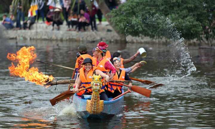 Kỳ thú màn té nước dập lửa trên sông của 'những người đàn bà không phổi’