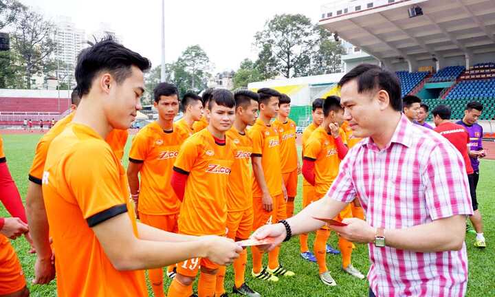 Lãnh đạo VFF lì xì lấy may các cầu thủ U23 Việt Nam