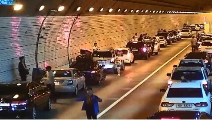 Ngỡ ngàng với điều người Hàn Quốc làm khi xảy ra tai nạn trong đường hầm