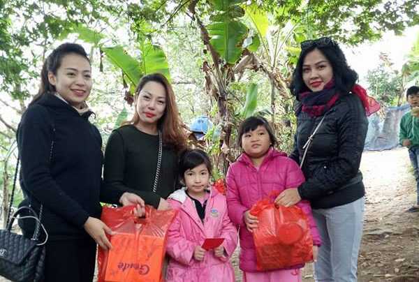 Thiếu nữ Hà thành mang Tết ấm cho dân nghèo bãi giữa sông Hồng