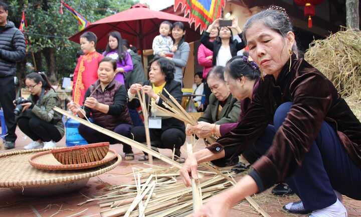 Mù mịt khói rơm lễ hội thổi cơm làng Thị Cấm