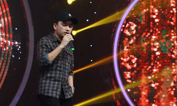 Phan Mạnh Quỳnh diện trang phục năng động, hoạt bát tập hát