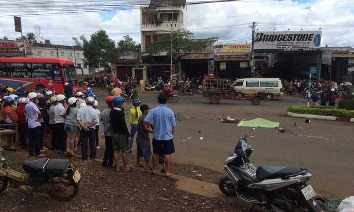 Xe tải húc xe máy, một phụ nữ chết thảm