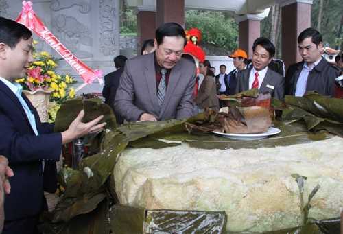 Cặp bánh chưng khổng lồ 700kg: Lãnh đạo tỉnh Nghệ An lên tiếng