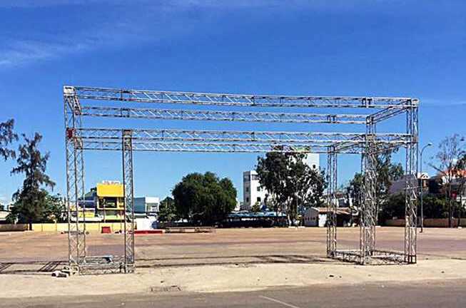 Thuê 5 xe tải trộm 40 tấn sắt trong hội chợ đi bán